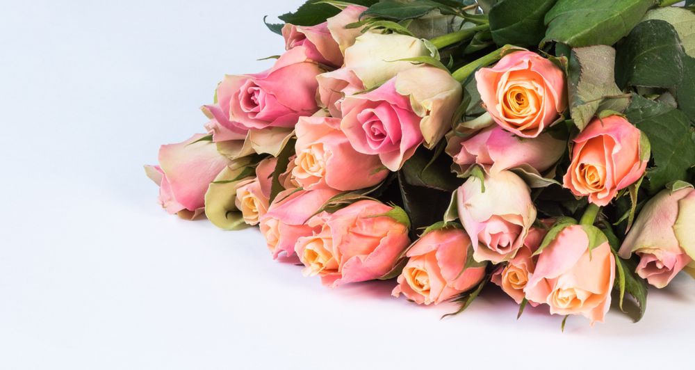 Handgebundener klassischer Blumenstrauß aus frischen Blumen